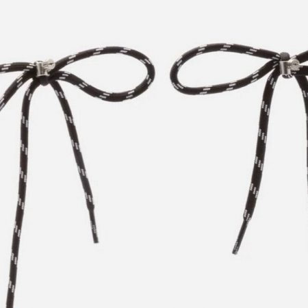 Balenciaga lo hace otra vez: lanza unos aretes de agujeta que valen miles de pesos