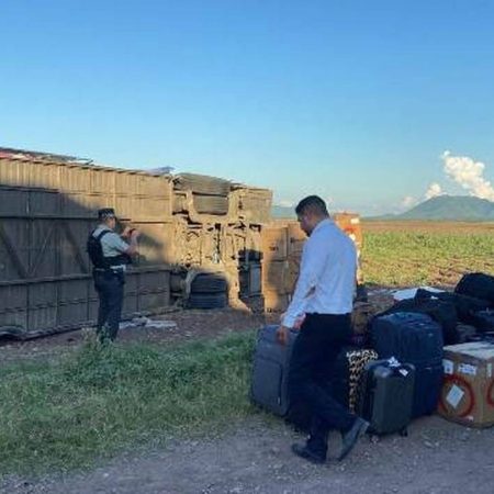Aparatosa volcadura de autobús de pasajeros deja 25 personas lesionadas – El Sol de Sinaloa