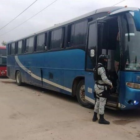 Cubanos se atrincheran en autobús en Veracruz para evitar detención – El Sol de Sinaloa