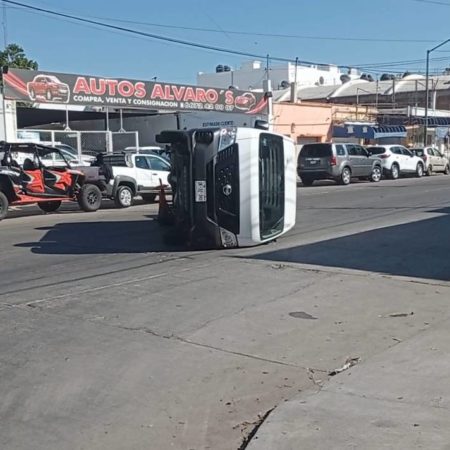 Culiacán: Por no respetar el alto, un automóvil choca contra una camioneta – El Sol de Sinaloa