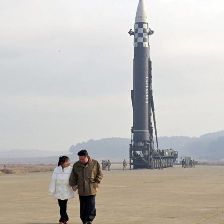 Kim Jong-un muestra por primera vez en público a su hija en una prueba de misil [Fotos] – El Sol de Sinaloa