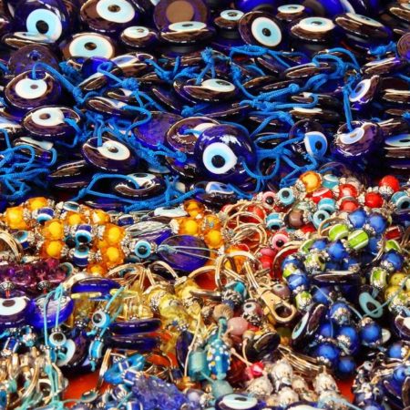 Pulsera de ojo turco, ¿qué es y qué pasa si se rompe?