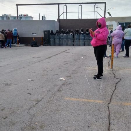 Familiares protestan en el penal de Juárez por falta de información sobre reos trasladados – El Sol de Sinaloa