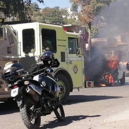 Incendio de una camioneta moviliza a corporaciones policiacas en colonia Lázaro Cárdenas – El Sol de Sinaloa