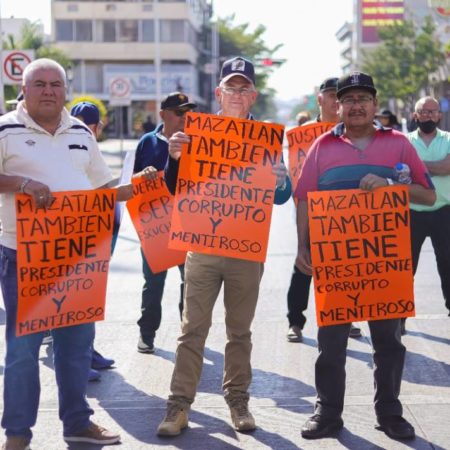 Policías jubilados se manifiestan en la Obregón por homologación salarial – El Sol de Sinaloa