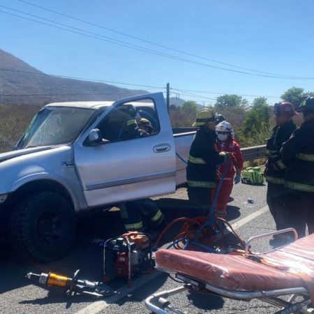 Aparatoso accidente deja como saldo a dos lesionados por la carretera México 15 – El Sol de Sinaloa