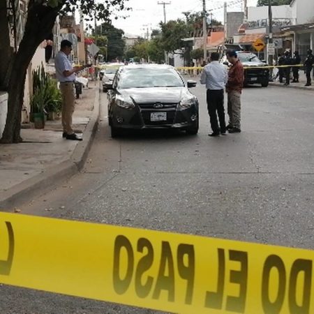 Atacan a balazos a sujeto dentro de su automóvil en presunto intento de robo – El Sol de Sinaloa
