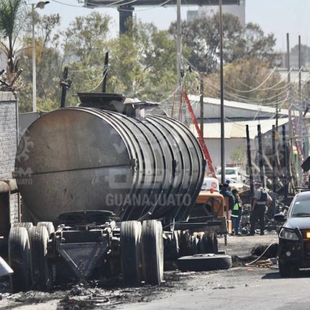 Por un aparente robo de combustible se registró un fuerte incendio en la carretera Silao – El Sol de Sinaloa