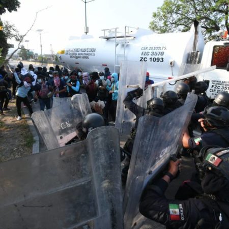 Estudiantes de Ayotzinapa se enfrentan con policías durante bloqueo en la Autopista del Sol – El Sol de Sinaloa