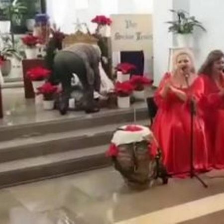 Sorprende sacerdote al bailar en plena misa en Málaga, España – El Sol de Sinaloa