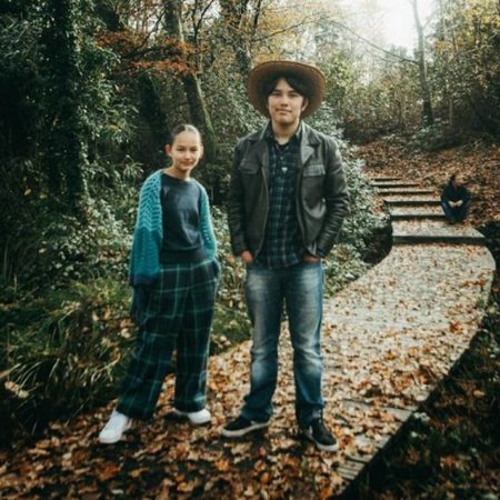 Saltan de las redes a las giras internacionales: el dueto francés Isaac y Nora estrena su primer disco – El Sol de Sinaloa