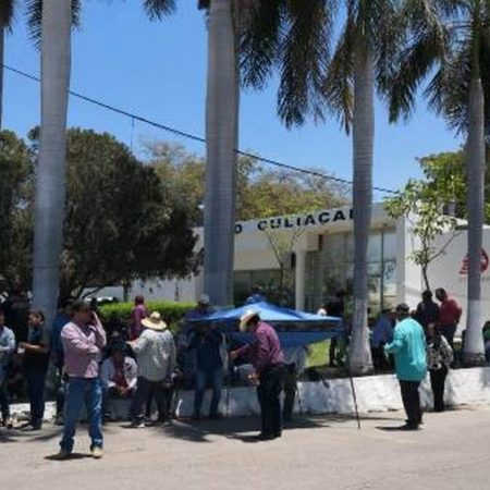 Transportan combustible de Mazatlán a Culiacán, ante bloqueo de productores – El Sol de Sinaloa